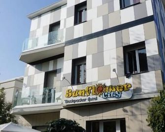 Sunflower City Student Hostel & Bar - Rimini - Building