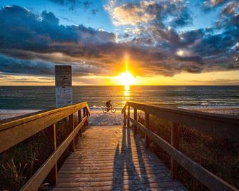 Affordable! Steps To Beach, King Bed, Grill, Free Wifi &tv, Great Dinning & Shopping. - Redington Beach - Beach