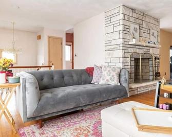 Convenience at Conant! Home Away From Home For 5+! - Revere - Living room