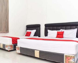RedDoorz near Alun Alun Wonosobo - Wonosobo - Bedroom