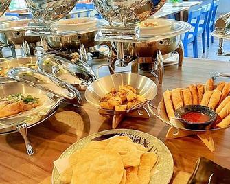 The Sixteenth Naiyang Beach Hotel SHA+ - Sakhu - jedzenie