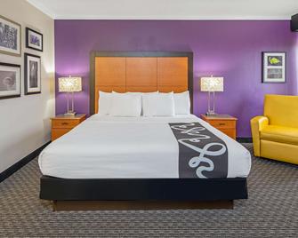 La Quinta Inn & Suites by Wyndham Baton Rouge Siegen Lane - באטון רוז' - חדר שינה
