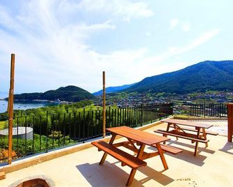 Namhae Gana Pension - Namhae - Balcony
