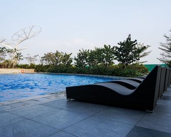 Nice And Comfy Studio West Vista Apartment - Jakarta - Pool