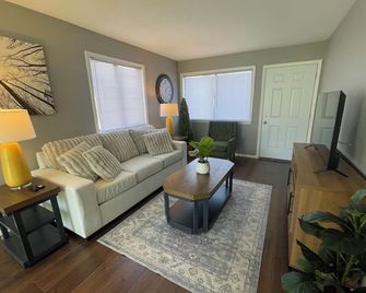 Enjoy easy access to everything from this centrally located place. - Dexter - Sala de estar