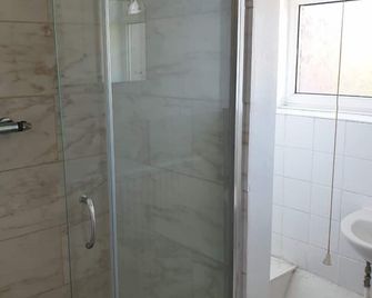 Elmhurst Hotel - Reading - Bad