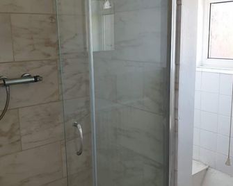 Elmhurst Hotel - רידינג - חדר רחצה