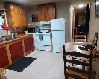 One bed, one bath cabin for two near the entrance to the North Cascades - Marblemount - Kitchen