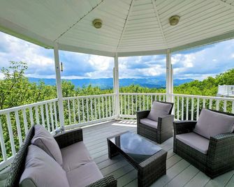 Overlook Retreat New Listing - Andrews - Balcón