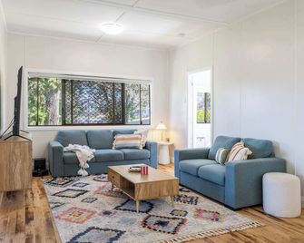 Coastal Echo - Oceanstays - Pet Friendly - Yamba - Olohuone