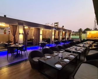 Galaxy Club & Hotel - Bijapur - Restaurante