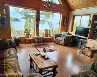Beaches await you at Drummond Island lakefront home - Drummond - Sala de estar