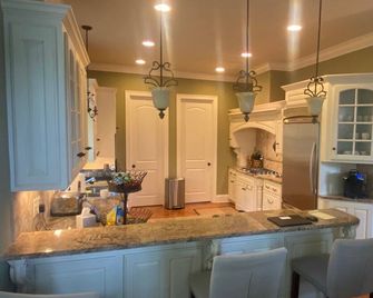 Beautiful Custom Home Overlooking Pond - Georgetown - Cocina