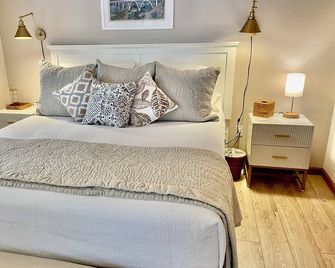 Historic downtown Albany, and peaceful river walks await your enjoyment - Albany - Slaapkamer