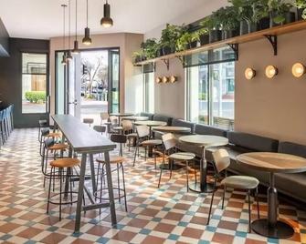 Cozy Comfort in Merced's Main Street, Near Lake Yosemite, Pet-Friendly - Merced - Bar