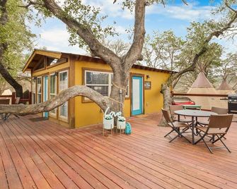 Tipis on the Guadalupe - New Braunfels - Patio