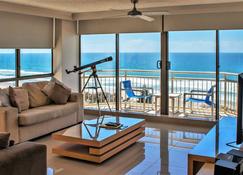Seacrest Beachfront Holiday Apartments - Surfers Paradise - Living room