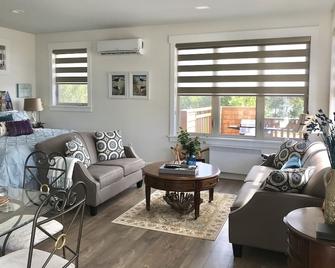 Brand New Seaside Suite Overlooking The Cardigan River. - Cardigan - Living room