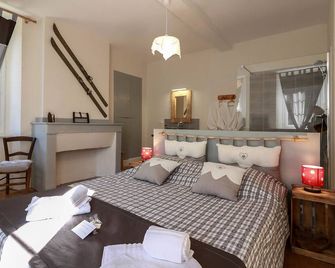 Le domaine des 3 marmottes Chambres d' hôtes - Cierp-Gaud - Bedroom