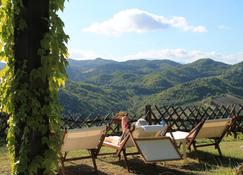 In Farmhouse independent apartment 2+2 people. Breathtaking view! - Urbino - Balcony