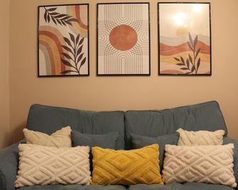 Peacehaven Retreat - 4 minutes from the beach! Pet friendly! - Weymouth - Living room