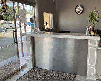 Heritage Inn - Daytona Beach - Receptionist