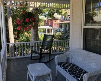 Classic Island Cottage - Peaks Island - Balcony