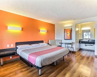 Motel 6 Oakland Embarcadero - Oakland - Bedroom