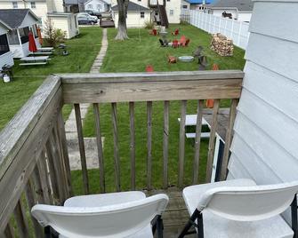 Great Strip Location|Walk to Lake|Wine Country|A/C| Grill & Firepit|Family. - Geneva - Patio
