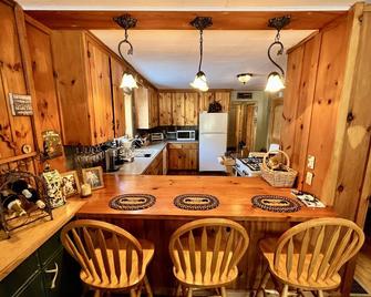 Close to Town, Hot Tub, 2 Kings, 4 Full Beds - Old Forge - Restaurant