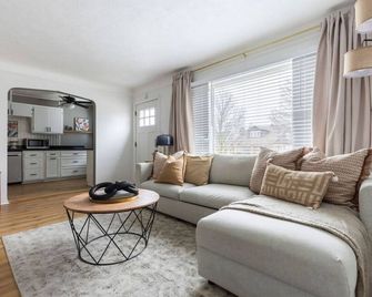 Parma Home w/ Hot Tub and Arcade room! - Parma - Living room