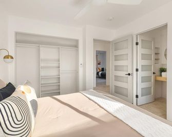 Modern Desert Escape - Fire Pit, Bbq And Design! 3 Bedroom Home by RedAwning - Yucca Valley - Спальня