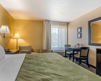 Quality Inn & Suites Lenexa Kansas City - Lenexa - Bedroom