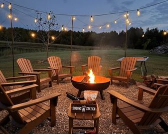 Whispering Pines Retreat, Secluded Cabin with Hot Tub & Pond - Jacksonville - Innenhof