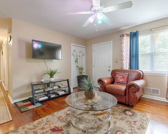 The Creek House - Marietta - Living room