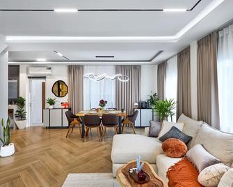 15min to Kata, 7min to closest beach - new pool villa - Chalong - Wohnzimmer