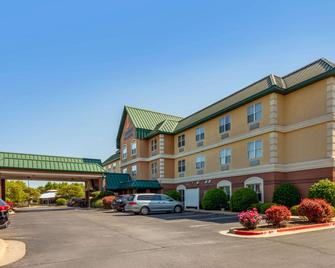 Comfort Inn and Suites Fayetteville-University Area - Fayetteville - Building