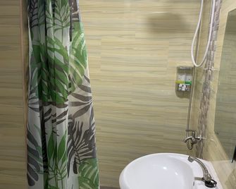 Beinte Singko de Marso Apartments - Candon - Bad