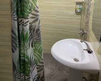 Beinte Singko de Marso Apartments - Candon - Łazienka