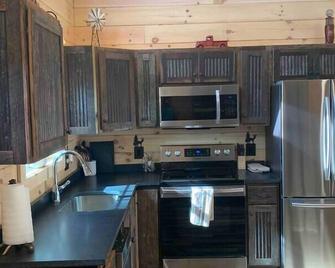 Fantastic Secluded Cabin with Fire Pit and Hot-tub in Campbellsville, Kentucky - Campbellsville - Kitchen