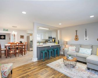 Hot Tub, Game Room and Spacious Outdoor Area - Charming Retreat - Nashville - Olohuone