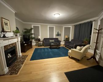Close To Downtown & Uwec - Eau Claire - Living room