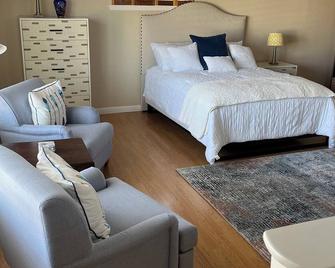 Stay in our spacious, newly remodeled studio apartment in San Bruno! - San Bruno - Bedroom