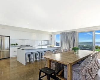 Saltwater Retreat - Port Fairy - Living room