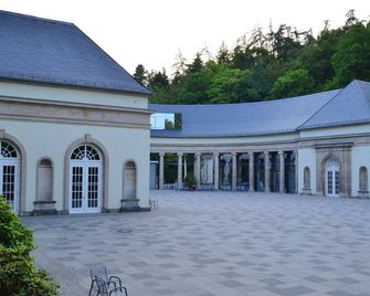 Charmante Wohnung mit eigener Terrasse - Bad Wildungen - Gebäude
