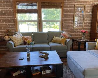 Amy S Poolside Retreat - Abbeville - Living room