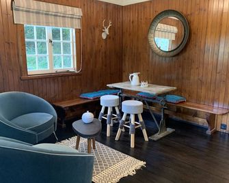 Couples Unique Getaway: The Bowling Club , Rural and Funky - Perth - Living room