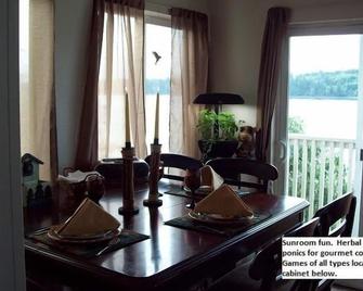 Fun adventures for you at The Lodge on Oakland Bay! - Shelton - Dining room