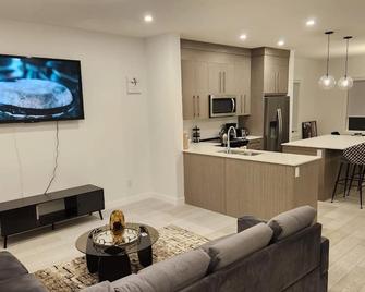 4 Bedrooms Home near Lake - Chestermere - Living room