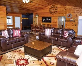 CC Lodge welcomes you with 250 acres of land! Perfect for biking, hunting, etc! - Licking - Sala de estar